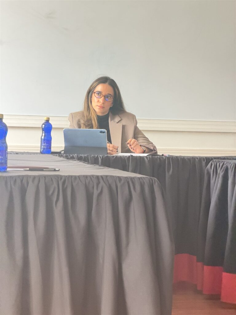 Mediator during a session at the AMCHAM and USFQ Mediation Competition